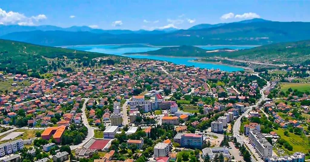 Билећа — Поглед на Билећко језеро и завичајни крајолик Радослава Братића