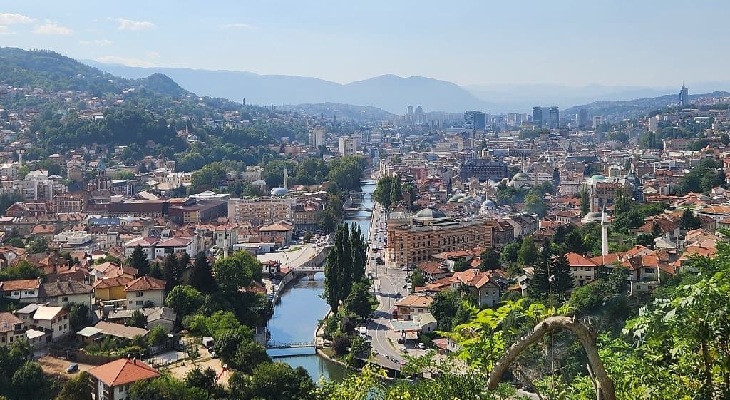 Сарајево — Поглед на Миљацку и старо језгро града